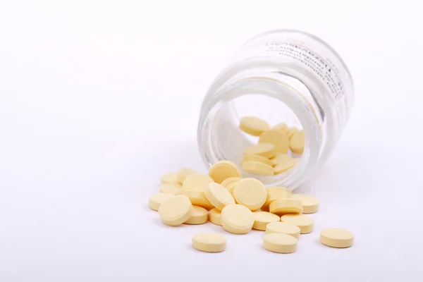 Tabletit pillerilaatikolla — kuvapankkivalokuva