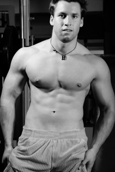 Fitness en forme de muscle homme posant — Photo