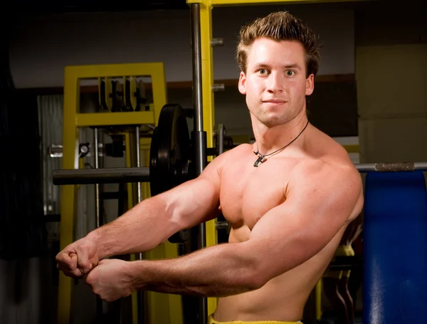 Bodybuilder poseren — Stockfoto