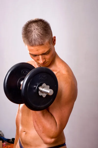 Amateur-Bodybuildertraining — Stockfoto