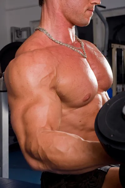 Bodybuilder utbildning hans bicep — Stockfoto