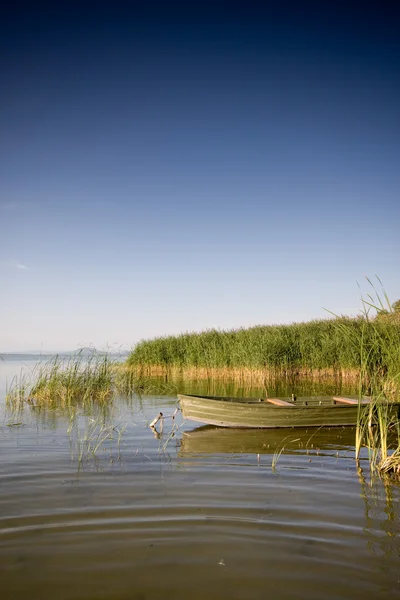 Bellissimo lago con barca — Foto Stock