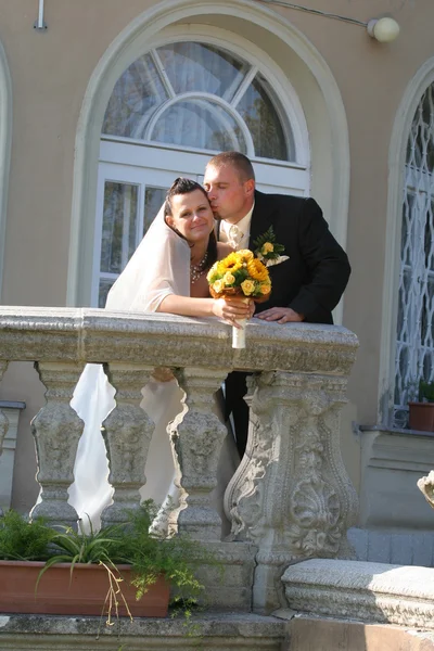 Fiatal esküvői pár kültéri — Stock Fotó