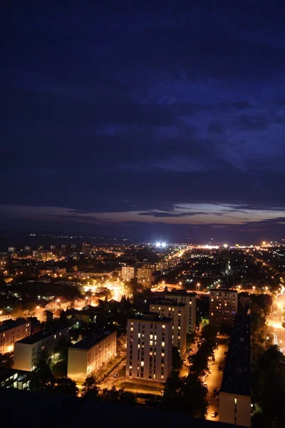 Cityscape τη νύχτα με φως του φεγγαριού — Φωτογραφία Αρχείου