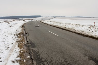 Kışın yol karla kaplı