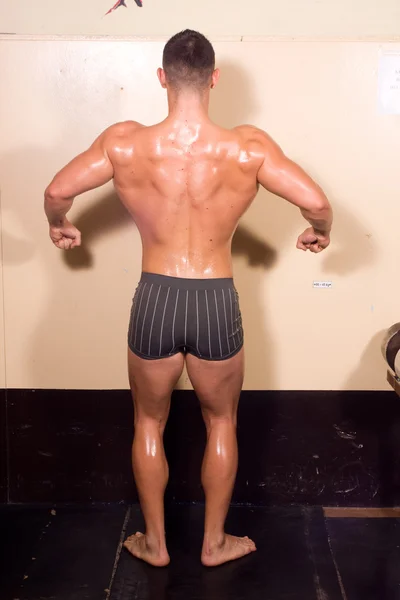 Bodybuilders böjning — Stockfoto