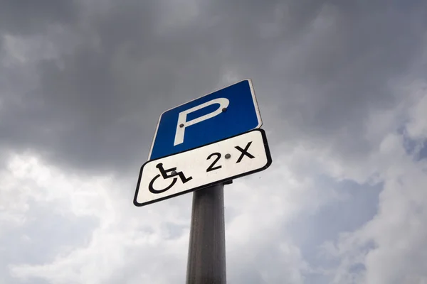 Osób niepełnosprawnych, parking, umieścić znak — Zdjęcie stockowe