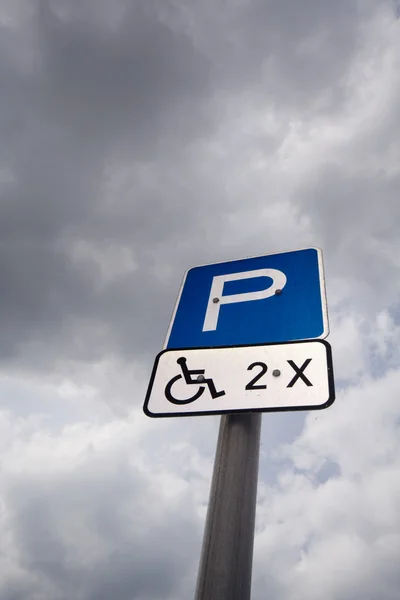 Mozgássérültek parkolási hely jele — Stock Fotó