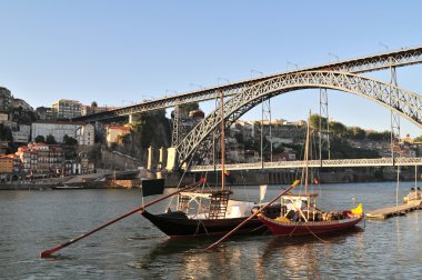 Boats and D. Luis bridge clipart