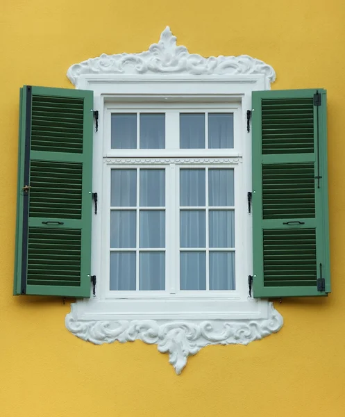 Uzavřené okno - otevřené okenice — Stock fotografie