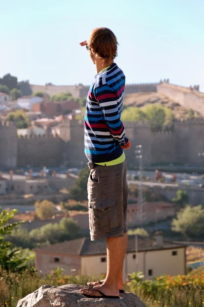 Boy looks to town — Stock Photo, Image