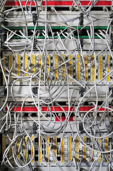 Commutateur réseau et câbles — Photo