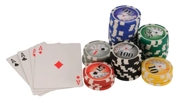 Asse und Pokerchips — Stockfoto