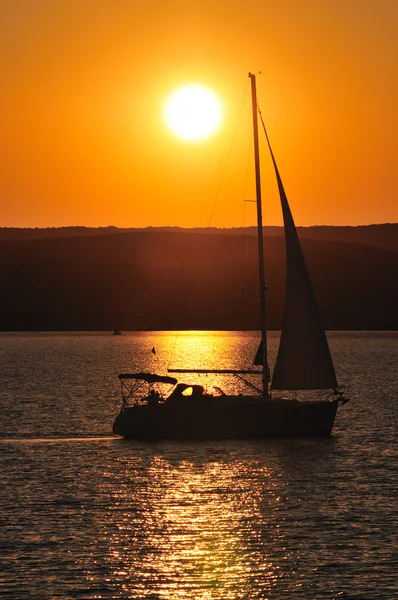 Loď při západu slunce — Stock fotografie