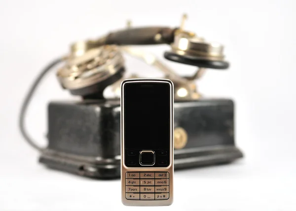 Teléfono moderno y antiguo — Foto de Stock
