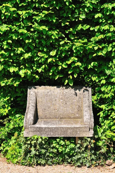 Cadeira de pedra em verde — Fotografia de Stock