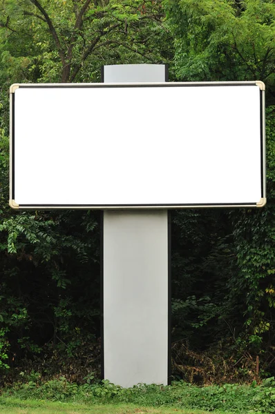 Üres billboard és a fák — Stock Fotó