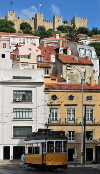 Lizbona żółta tramwajem i zamek — Zdjęcie stockowe