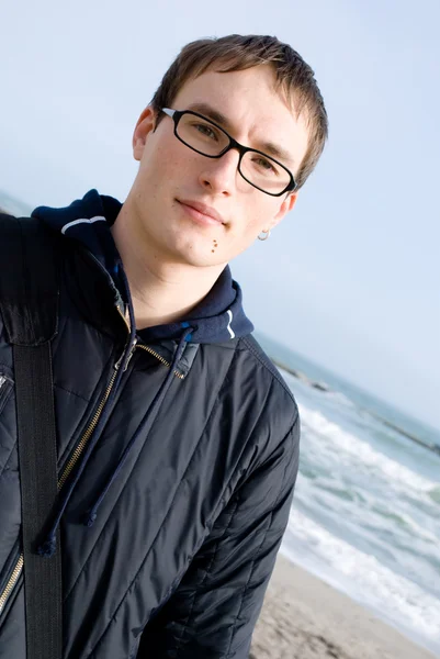 Fiatal jóképű férfi szemüveg — Stock Fotó