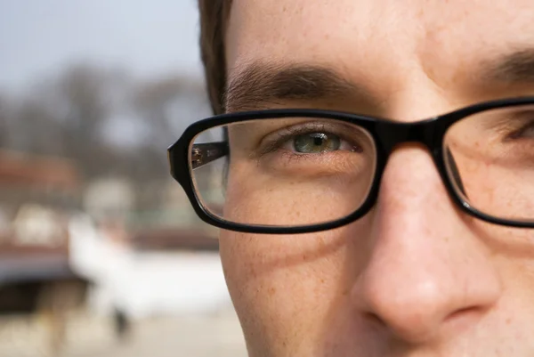 Detailní portrét mladého muže v glasse — Stock fotografie