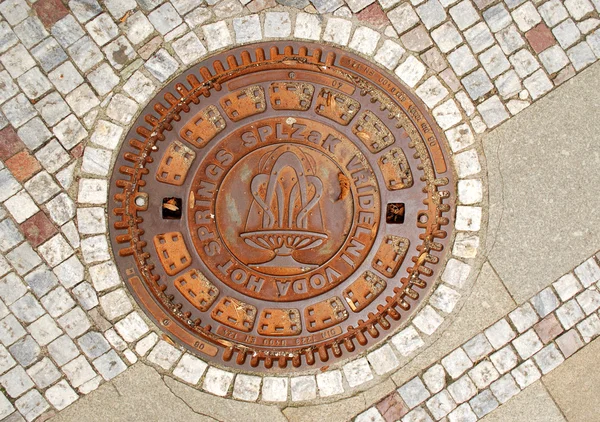 Geschlossener Schacht mit Emblem in Karlsbad — Stockfoto