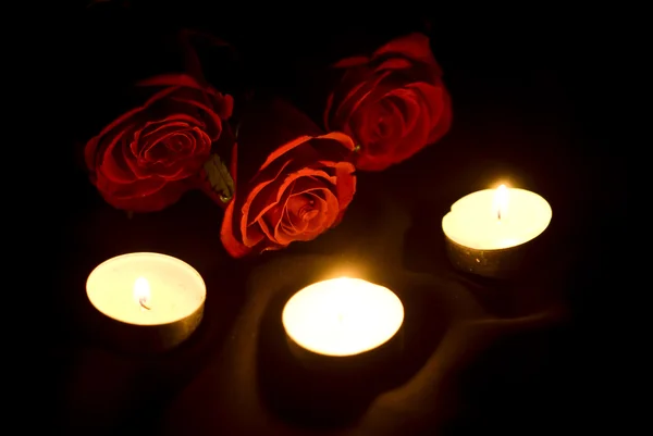Růže a svíčky — Stock fotografie