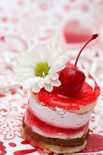 Сладкий фруктово-красный торт с вишней и белой ромашкой — стоковое фото