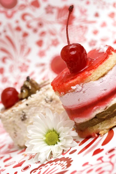 Сладкий красный фруктовый торт с вишней — стоковое фото