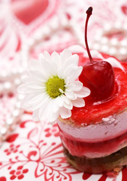 Κόκκινο γλυκό φρούτο τούρτα με κεράσι και whi Φωτογραφία Αρχείου