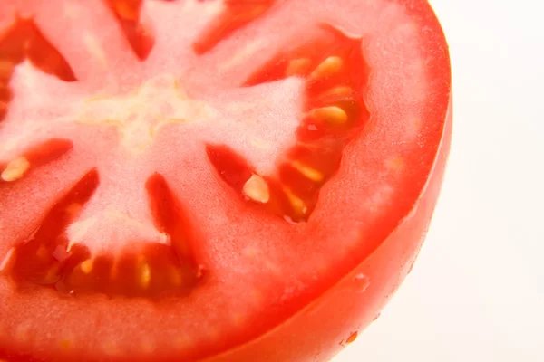 Tomaten isoliert auf weißem Schnitt in zwei — Stockfoto