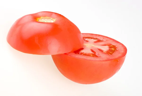 Tomaten isoliert auf weißem Schnitt in zwei — Stockfoto