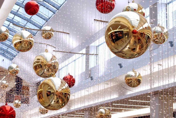 Las decoraciones de Año Nuevo en los centros comerciales Fotos de stock libres de derechos