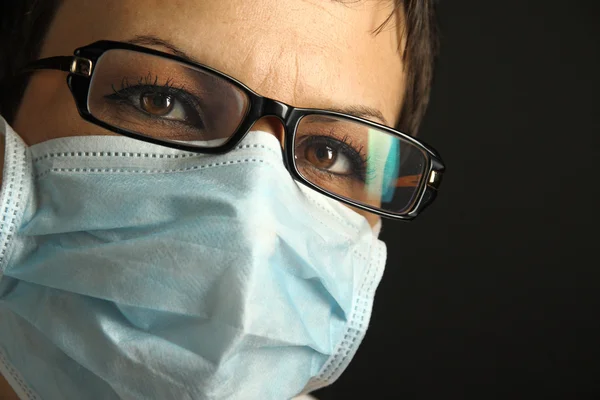 Mujer con máscara médica — Foto de Stock