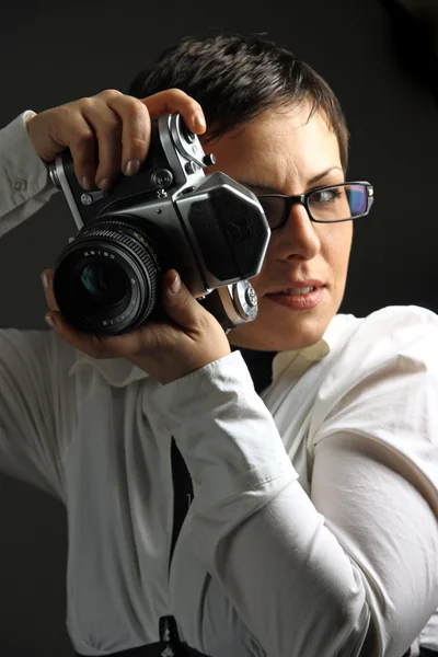 Krásná mladá žena s kamerou — Stock fotografie