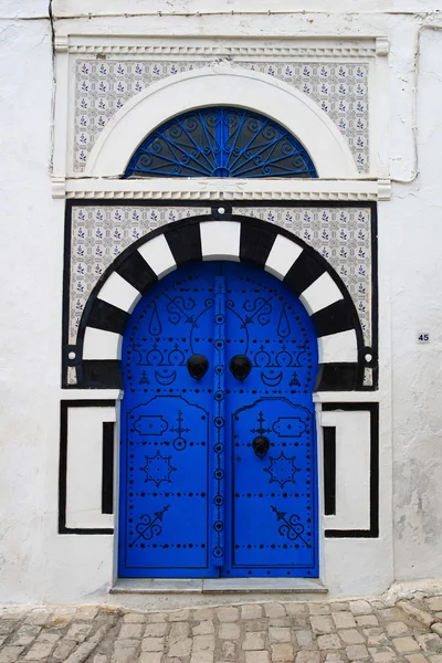 Drzwi medina w Tunisie — Zdjęcie stockowe