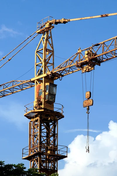 Construction crane against blue sky — Stock Photo, Image