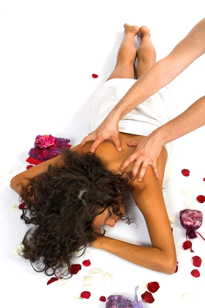 Vacker kvinna njuter av massage — Stockfoto