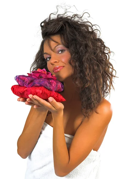 Hermosa mujer sosteniendo spa-flores paquete — Foto de Stock