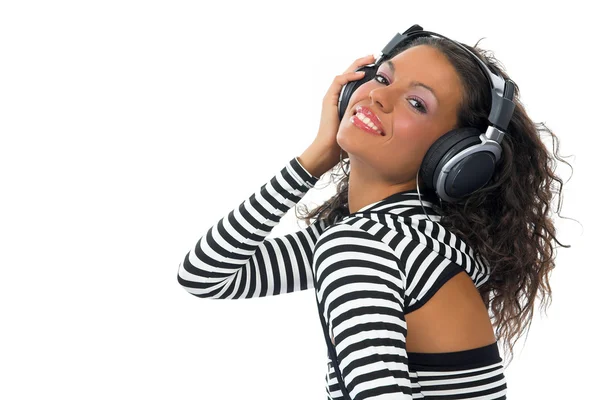 Mooie curly brunette meisje luisteren muziek — Stockfoto