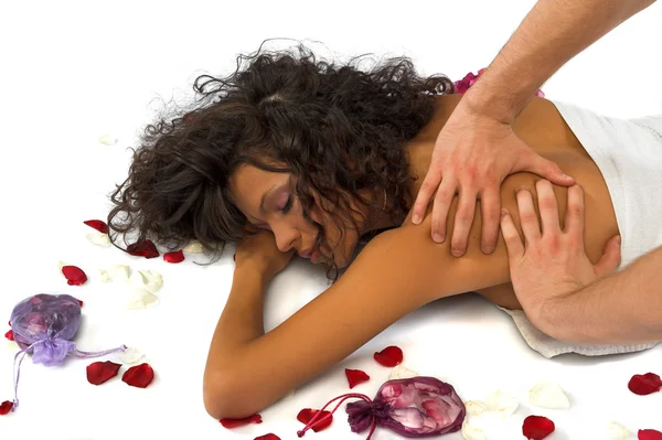 Vacker kvinna njuter av massage — Stockfoto