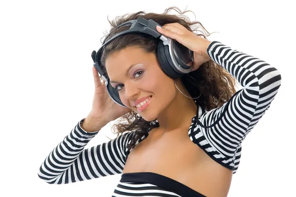 Brunett tjej lyssnar musik — Stockfoto