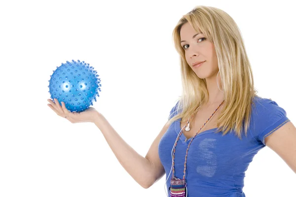 Блондинка с мячом для пилата — стоковое фото