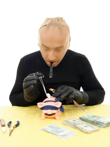 Mann stiehlt Geld mit Spardose auf weißem Hintergrund — Stockbild Dieb — Stockfoto