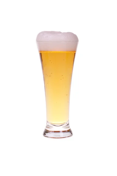 Пиво в склянці на білому фоні — стокове фото