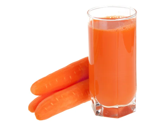 Een glas vers wortelsap. — Stockfoto
