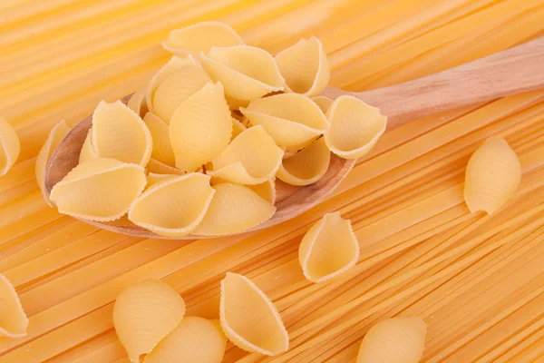 Italiaanse pasta in een houten lepel — Stockfoto