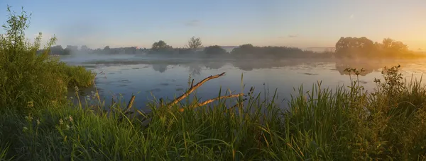 川の霧の夜明けsvítání v mlze na řece. — ストック写真