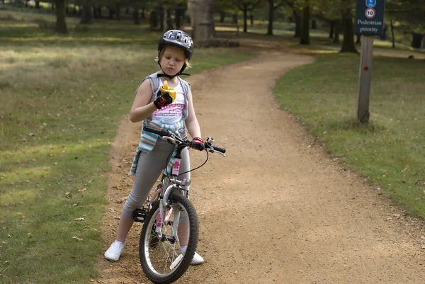 Дівчина велосипед кінця — стокове фото