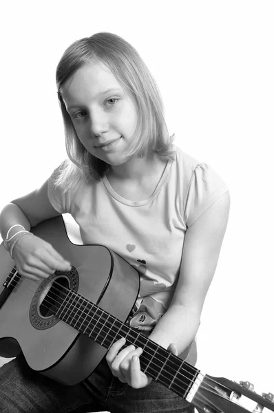 Jeune femme jouant de la guitare — Photo