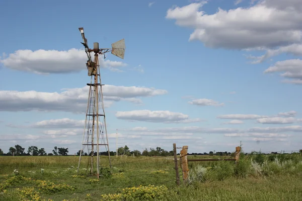 Broken down Country Windmill — Stock Photo, Image